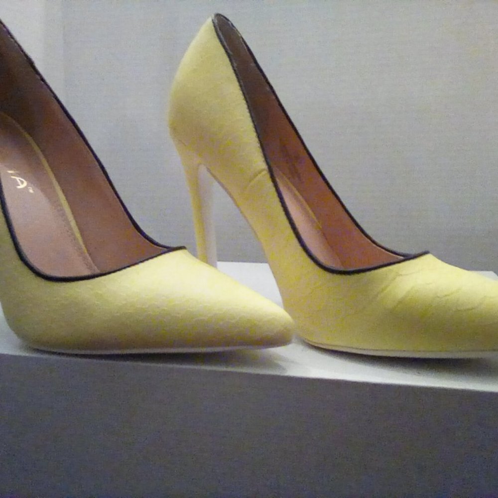 Size 8 Liliana yellow pumps! Very cute for spring. Unworn with a little try on s